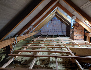 Zateplení stropu rodinného domu pomocí foukané izolace